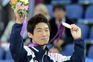 yang hak-seon showing off of his gold medal